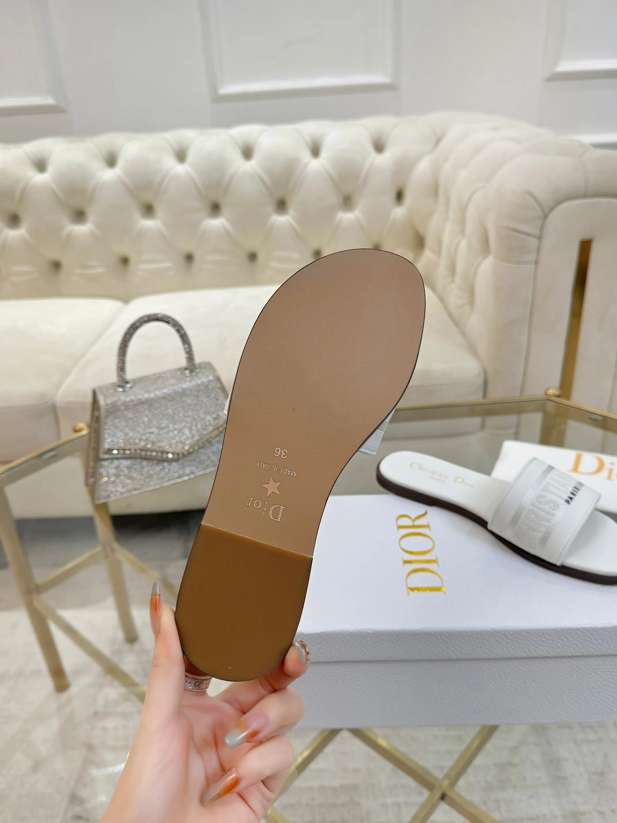 👟👟Ex-factory price 340👟👟 Genuine leather sole +40 Dior new style cowhide surface, sheepskin lining + embroidery process, 5 colors optional, code size 35-42, rubber sole, genuine leather sole +40
